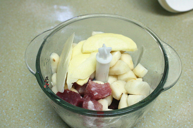 南极磷虾仁鲜肉马蹄卷,把瘦肉、竹笋、马蹄放入搅拌机内,搅成肉碎