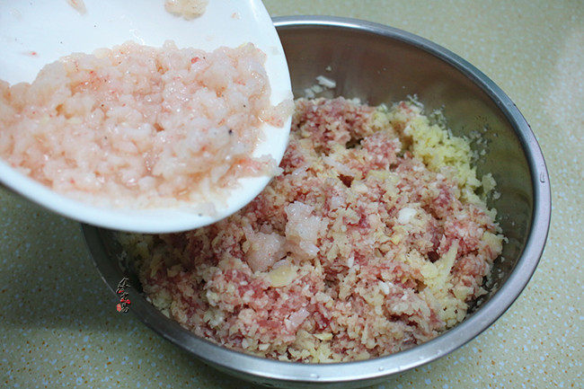 南极磷虾仁鲜肉马蹄卷,一起倒入搅碎好的肉馅中,调入部分盐、香油、<a style='color:red;display:inline-block;' href='/shicai/ 813'>鸡粉</a>、淀粉、充分搅拌均匀,这一盆馅料,用了不到3分之一,剩下的可以包饺子,做馅饼或做炸酱面配料均可