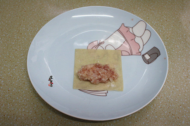南极磷虾仁鲜肉马蹄卷,馄饨皮摊开,放入调好的馅料