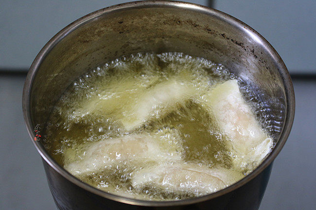 南极磷虾仁鲜肉马蹄卷,锅里倒入食用油,烧至高温冒泡泡,将虾仁卷放入锅中,中小火炸至浮出油面,炸到两面焦黄色时,调大火力,再快速炸片刻,然后快速捞起,放凉片刻即可食用。出锅前大火炸一会,目的是让虾仁卷的油脂逼出来,吃起来更干爽