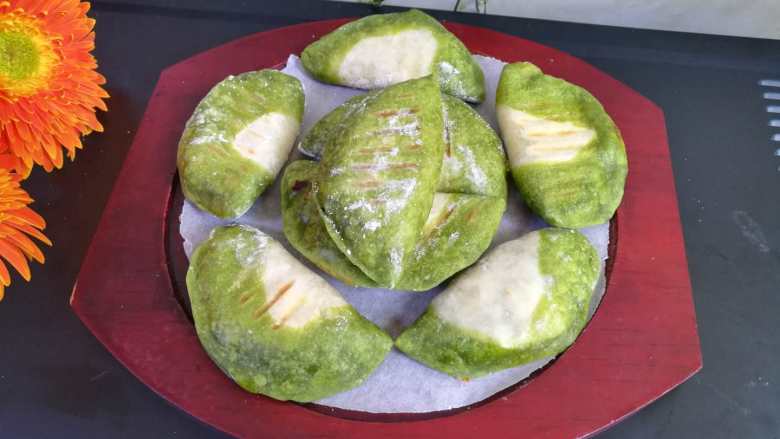 好看更好吃的翡翠白菜煎饺,香喷喷的,甜中带着菠菜清香味的,口感特别丰富的翡翠白菜煎饺就做好了。
真正是好吃看得见。