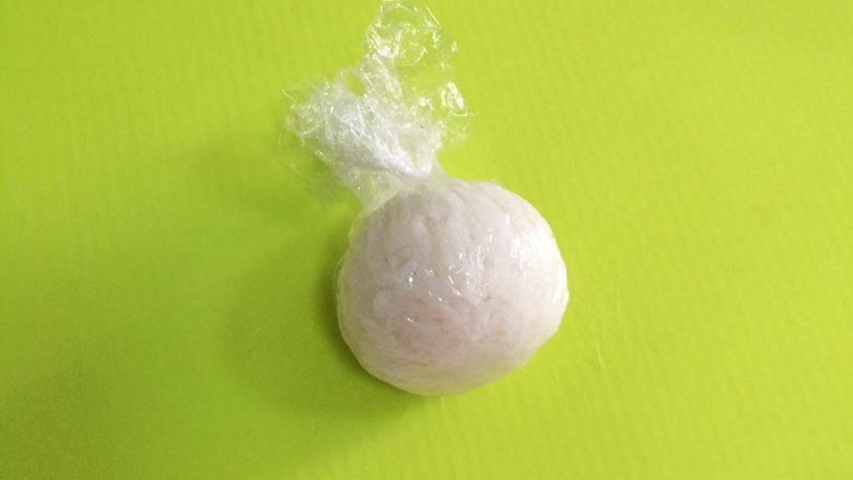 鲜虾时蔬饭团便当,然后用保鲜膜把米饭捏成小圆团,一共做了3个小饭团。