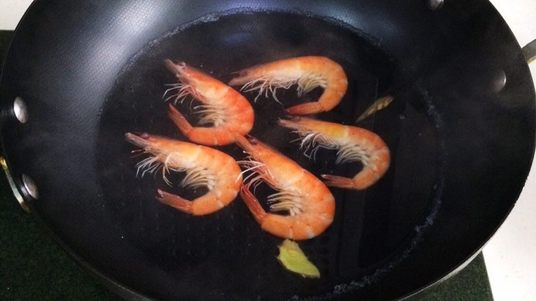 鲜虾时蔬饭团便当,事先把虾去掉虾线且清洗干净,在锅里加入适量的清水和一片姜,大火烧开,把虾放入锅内煮,待虾煮熟捞起沥干水分备用。