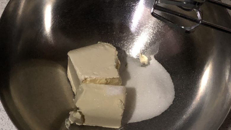 布朗尼芝士蛋糕,奶酪加糖粉搅拌,先手动搅拌一下,不然糖粉满天飞就不好啦!
这部可以在等待融化巧克力的时候就可以开始喽!