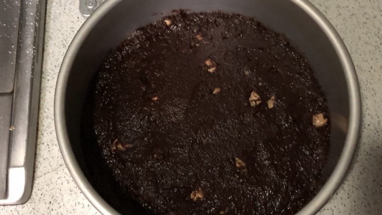布朗尼芝士蛋糕,倒入八寸蛋糕模中,抹平震去大气泡待用
这时可以打开烤箱预热175度10分钟左右