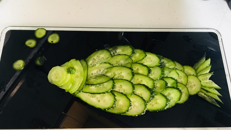 素食者的鱼…黄瓜鱼,事实上也就是用个三四片,过度的地方可以用剪刀来做