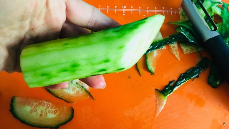 素食者的鱼…黄瓜鱼,接下来就是鱼头部分,剩下的黄瓜刨皮