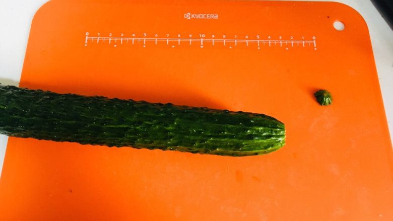 素食者的鱼…黄瓜鱼,切掉头上的小尖尖,这个就是鱼眼睛