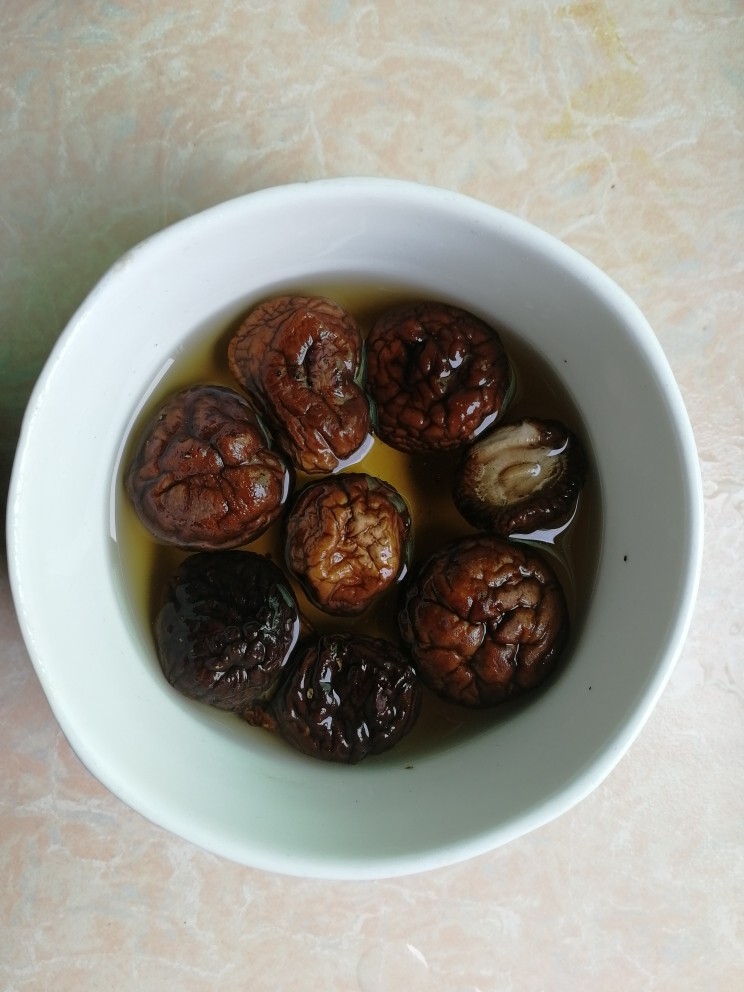 黄金糯米蛋~又名:金屋藏娇,<a style='color:red;display:inline-block;' href='/shicai/ 230'>香菇</a>泡发,切丁备用