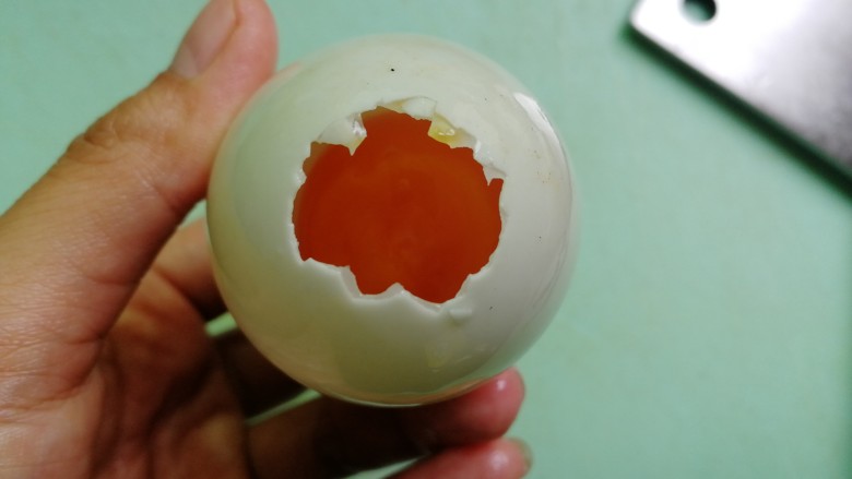 黄金糯米蛋~又名:金屋藏娇,用筷子轻轻的敲开一个口,把蛋白倒掉,留下蛋黄,其余的咸鸭蛋都一样操作步骤