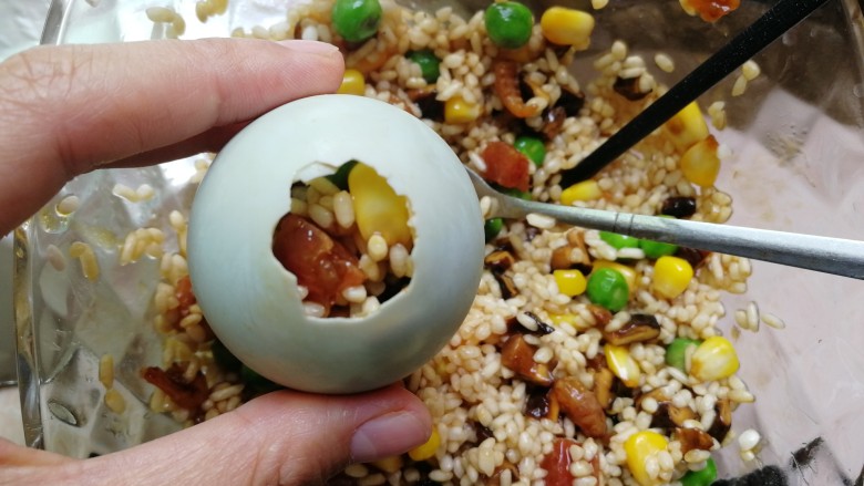 黄金糯米蛋~又名:金屋藏娇,然后用小勺子把刚刚准备好的糯米塞进去,八分满即可