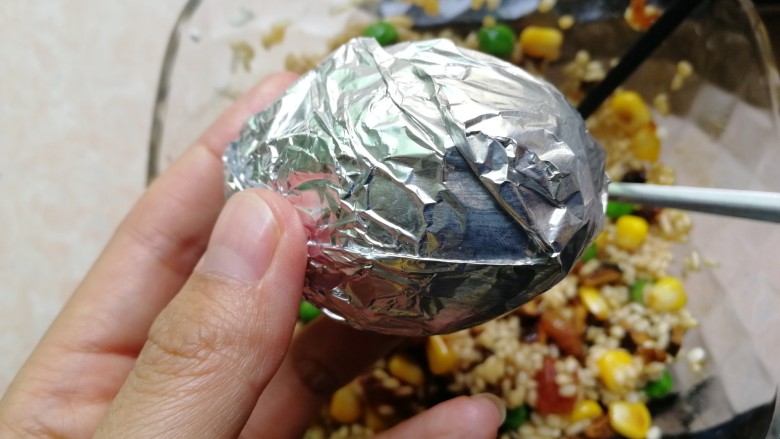黄金糯米蛋~又名:金屋藏娇,用锡纸包起来