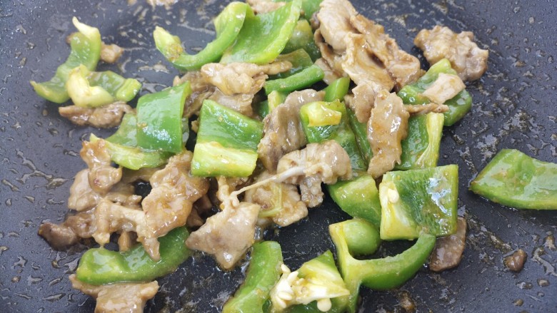 青椒牛肉,翻炒一分钟左右,就可以出锅了