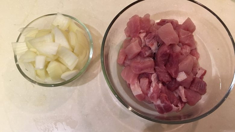 猪肉串串,猪肉、洋葱,准备好了!
