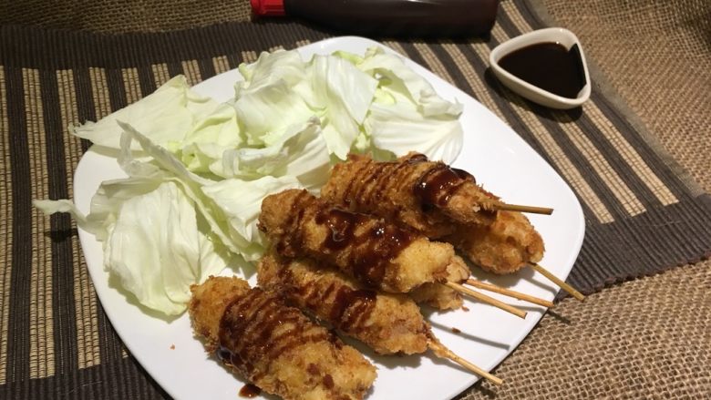 猪肉串串,摆盘!挤上炸猪排酱或大阪烧酱!呀咪!😋