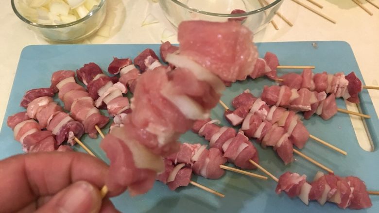 猪肉串串,竹签,猪肉/洋葱/猪肉/洋葱的串上!