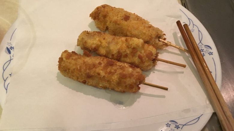 猪肉串串,炸到金黄酥脆捞起,稍微沥一下油