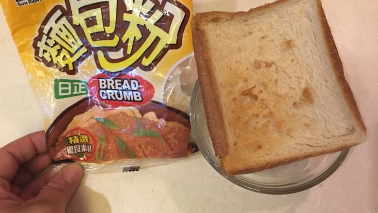 猪肉串串,面包粉……不够!还好有剩一片吐司皮…