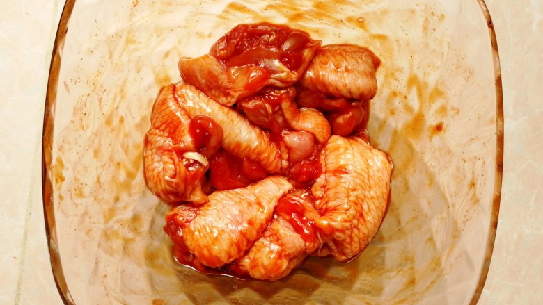 彩蔬酿鸡翅,搅拌均匀,冰箱冷藏两小时以上腌制入味