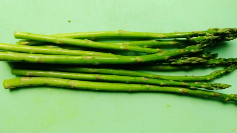 彩蔬酿鸡翅,<a style='color:red;display:inline-block;' href='/shicai/ 122'>芦笋</a>几根,洗净