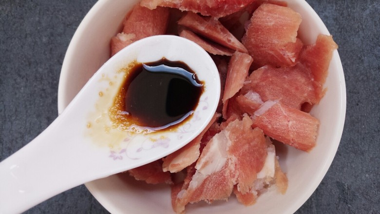 青椒牛肉,然后腌一下,先放半勺<a style='color:red;display:inline-block;' href='/shicai/ 788'>生抽</a>