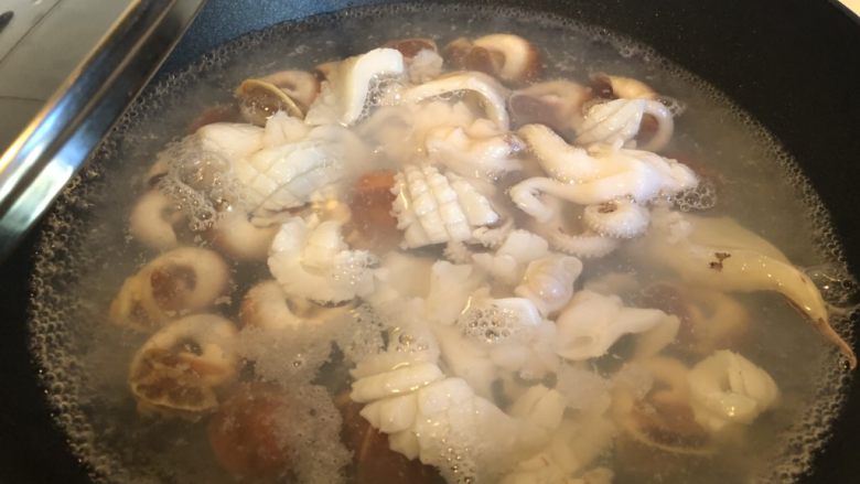 芥辣鱿鱼香螺,煮半分钟后,下入鱿鱼。