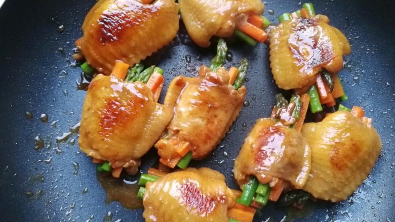 彩蔬酿鸡翅,焖成上图这样,里面的蔬菜也熟了,汤汁也收干了,起锅