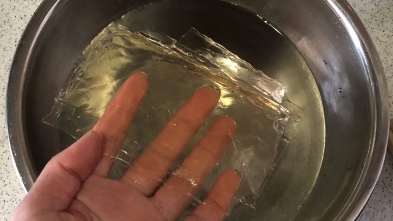 芒果慕斯,吉利丁片泡冷水,夏天泡冰水
