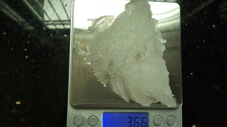 牛奶燕窝,用纯净水泡发4小时，泡发后是差不多36克，9倍泡发率，很赞有木有！（最好用纯净水泡发，或者净水器净化的水，不要用自来水）
