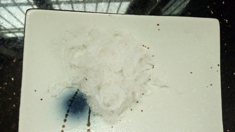 牛奶燕窝,将燕窝顺着纹路撕开,撕的越细越容易清洗。