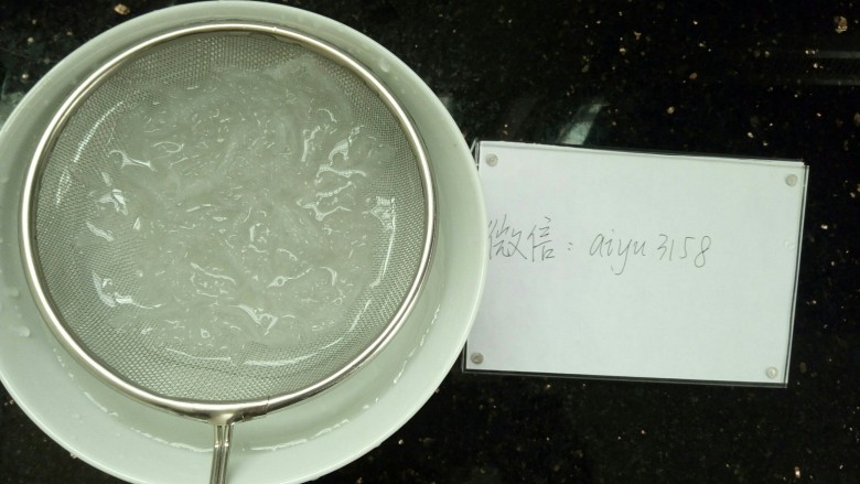 牛奶燕窝,将撕好的燕窝放在漏网上然后在水龙头冲洗,再像图片一样清洗,这样清洗2-3次,有些无法清洗掉的再用镊子挑出。(我们的燕窝泡发率和干净率都很好,泡发后用漏网清洗一下就很干净了,而且很实惠哦,快来骚扰我吧)。