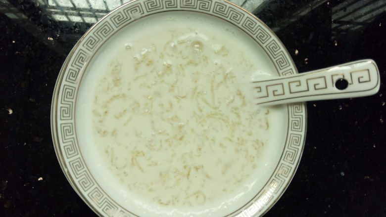 牛奶燕窝,这样一碗香香的牛奶燕窝就做好了,搭配石蜂糖,又香又甜,小孩肯定超喜欢吃,赶紧试试吧。还有,有关燕窝什么不清楚的来找我哦。