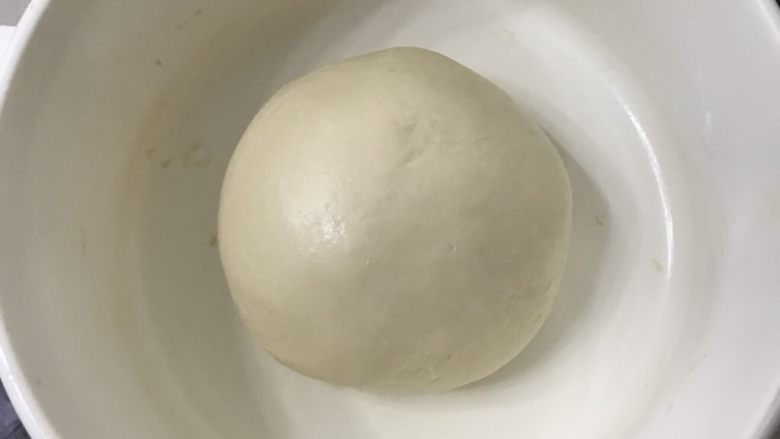 奶棒椰蓉面包,拿出来整圆放入发酵盒中盖上盖子,送进发酵箱在28度的环境下进行一发