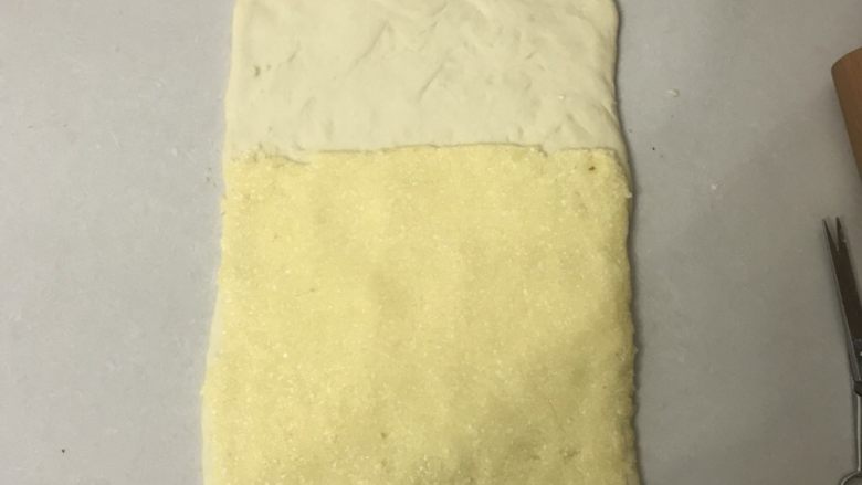 奶棒椰蓉面包,用剪刀剪开保鲜袋先把上面的轻轻拿去,再倒扣在面皮上用手掌按压轻轻拿去保鲜袋