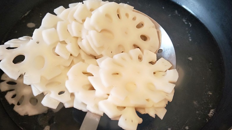 创意菜\凉拌莲藕三合,不等锅开马上捞出来,口感是脆的,想吃软点的就多煮会儿。