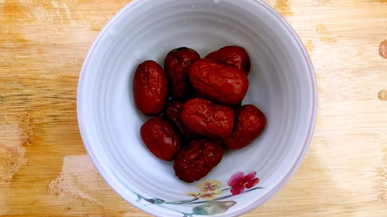 双薯红枣甜粥,<a style='color:red;display:inline-block;' href='/shicai/ 2470'>红枣</a>洗净,备用