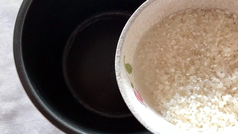 双薯红枣甜粥,取电高压锅内胆,将大米倒入