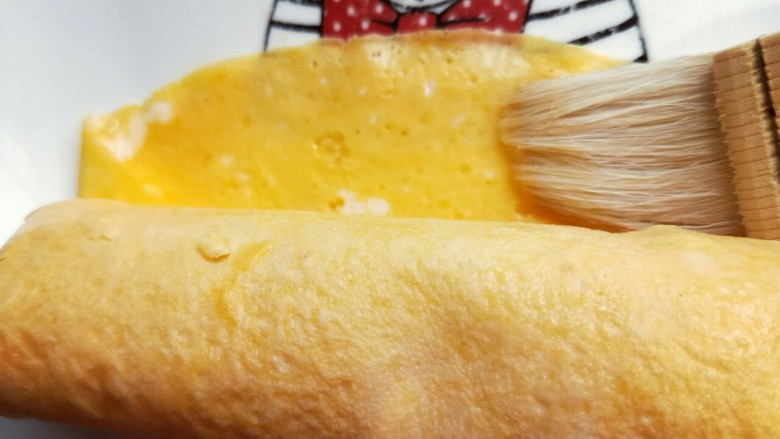 #辅食计划#蒸出来的虾肉鸡蛋卷,卷好后,接口处刷上少许蛋液。