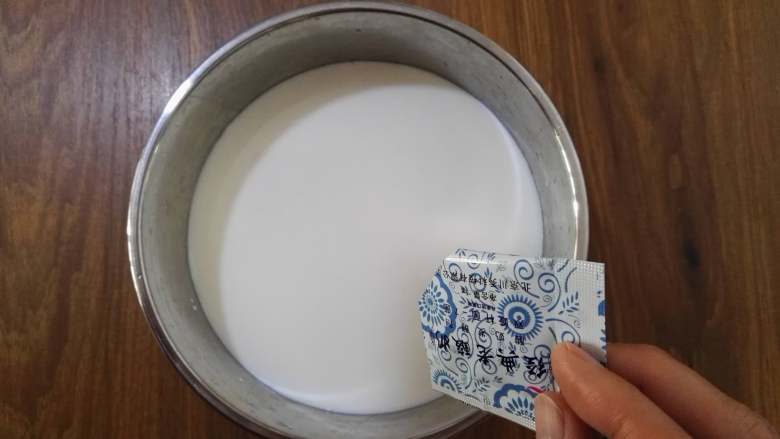 自制酸奶,将酸奶发酵菌倒入牛奶中。