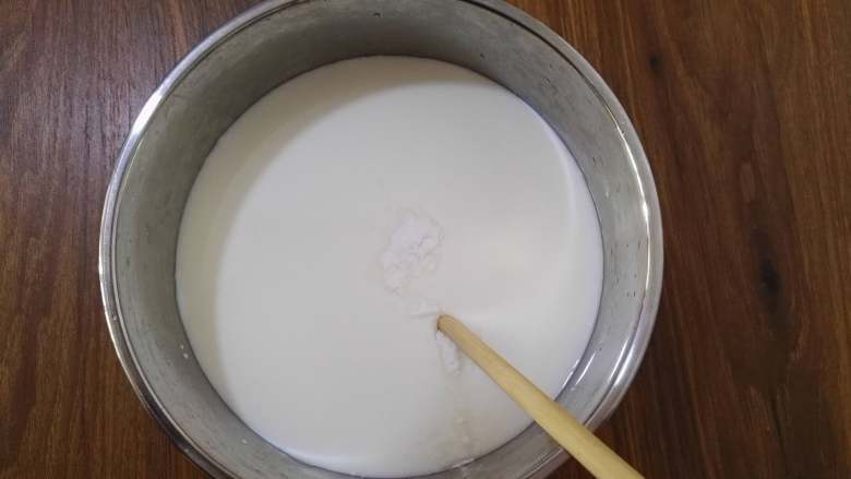 自制酸奶,用干净的筷子将菌粉搅拌均匀。