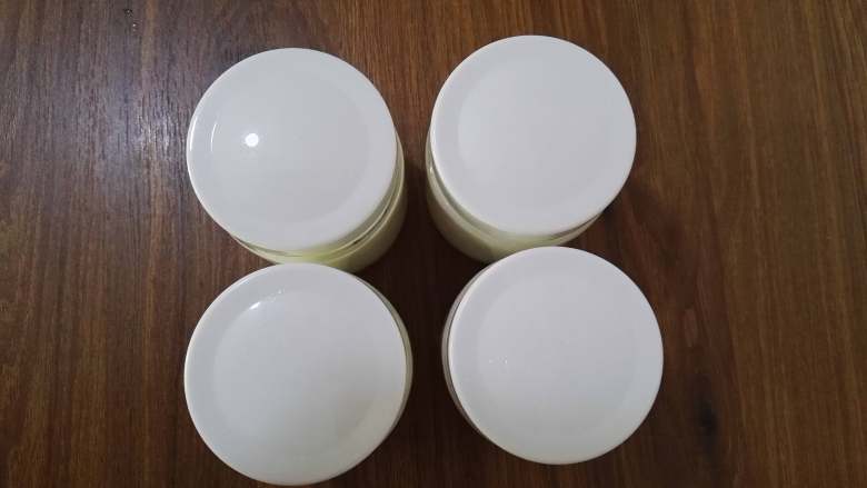 自制酸奶,拧紧玻璃瓶的盖子。