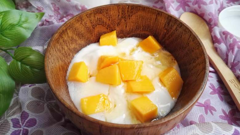 自制酸奶,酸奶+芒果+蜂蜜可是绝配哦。