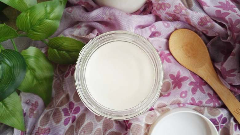 自制酸奶,瞧，等待是有收获的，浓稠的酸奶做好啦。