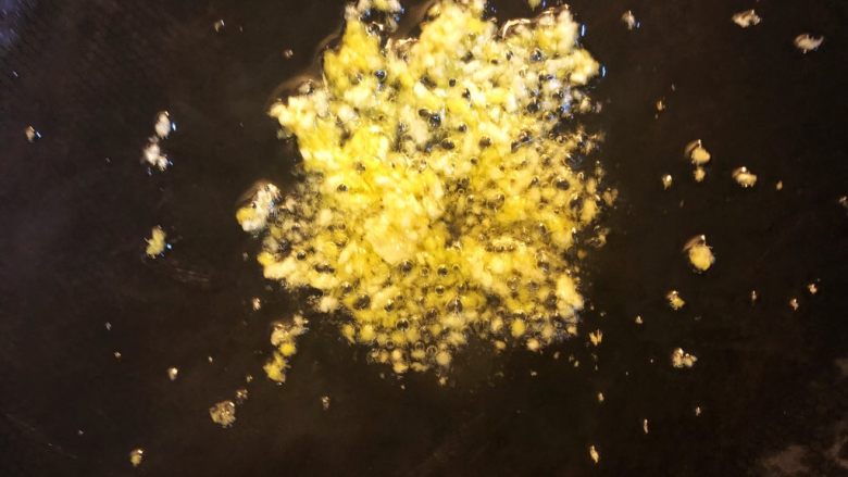 金不换炒薄壳,热锅冷油，转小火，下蒜蓉和姜末，爆出香味。