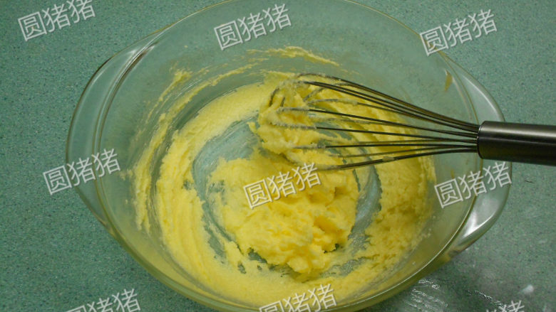 巧克力核桃雪球,<a style='color:red;display:inline-block;' href='/shicai/ 887'>黄油</a>室温软化,(现在冬天可放微波炉用解冻档叮1分钟)加细砂糖打发。