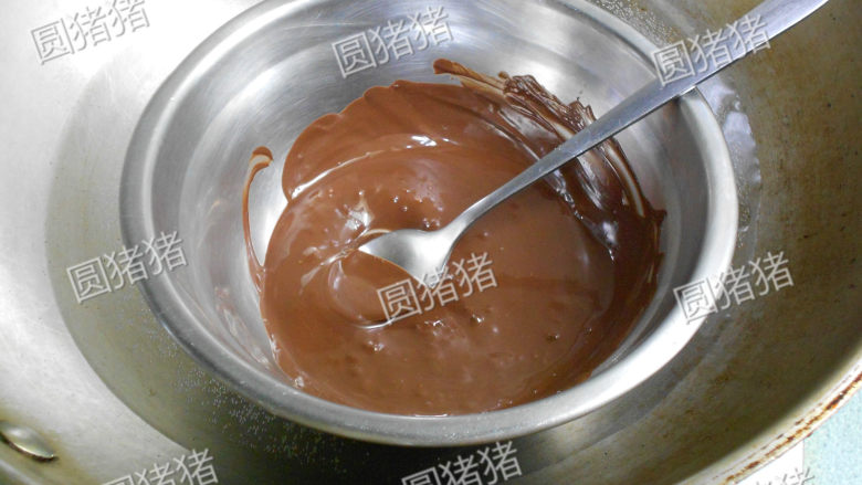 巧克力核桃雪球,巧克力切成小块,隔50度热水加热,搅拌至成光滑的酱状。