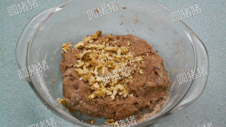 巧克力核桃雪球,加入切碎的核桃仁,用手将面和成团。