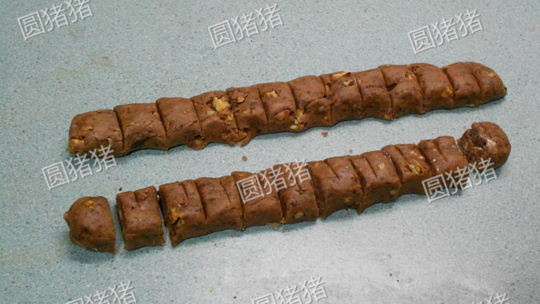 巧克力核桃雪球,将面团整形成长条状,切割成32等份。(夏天要将面团包上保鲜膜, 移入冰箱冷藏1小时再操作)