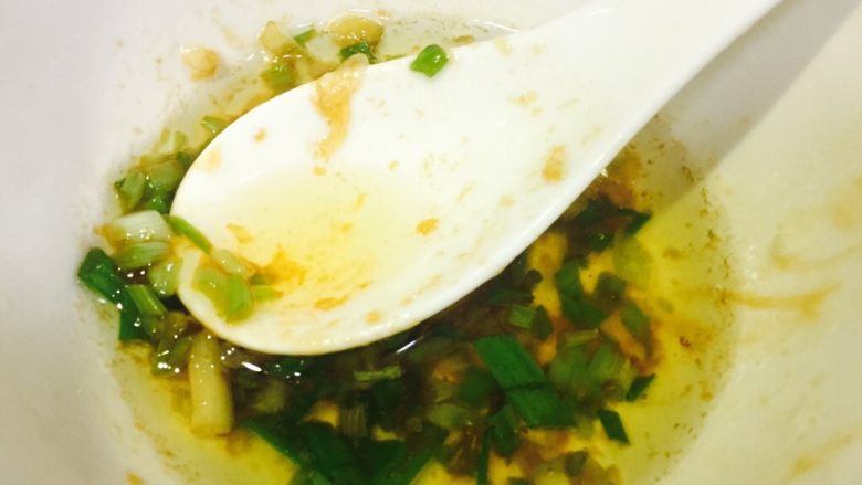 鸡胸肉小烤串,准备葱油,热油放上葱花烧热一下便可