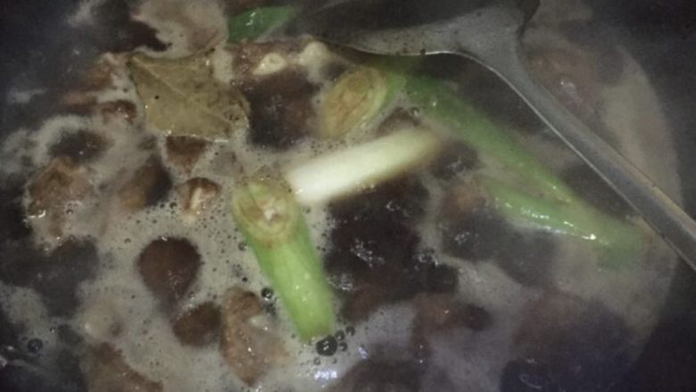 红烧排骨煲仔饭,倒入适量的开水末过排骨,大火烧开转小火煮30分钟左右加盐继续煮
一定要开水哦!不然热排骨遇到冷水会立马收缩就难煮烂喽!